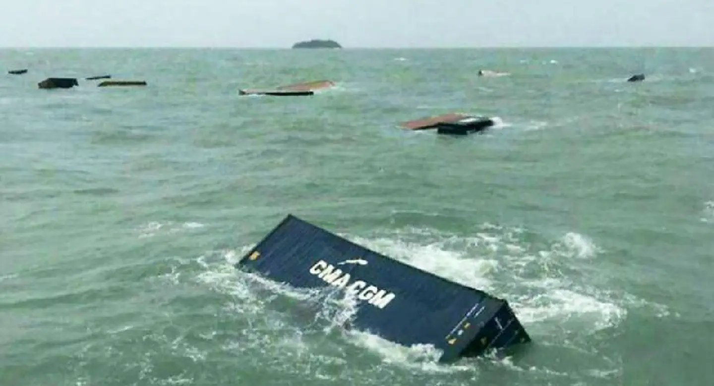 Cargo ship hit by huge waves off Trang, 17 containers washed overboard