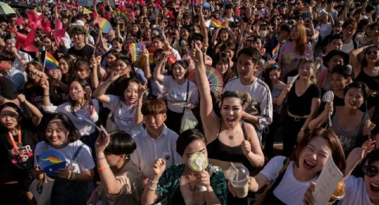 Gay rights activists parade in Seoul amid noisy protests Gay rights activists parade in Seoul amid noisy protests