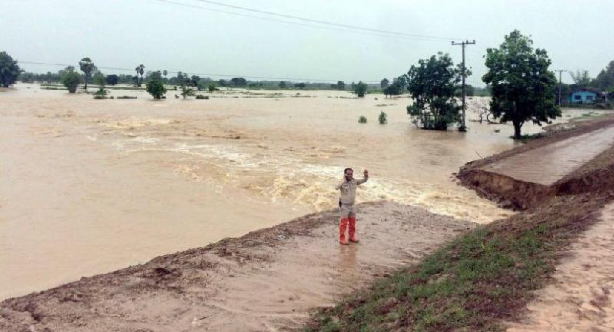 Paddy fields inundated after Roi Et road partly washed away by flash floods