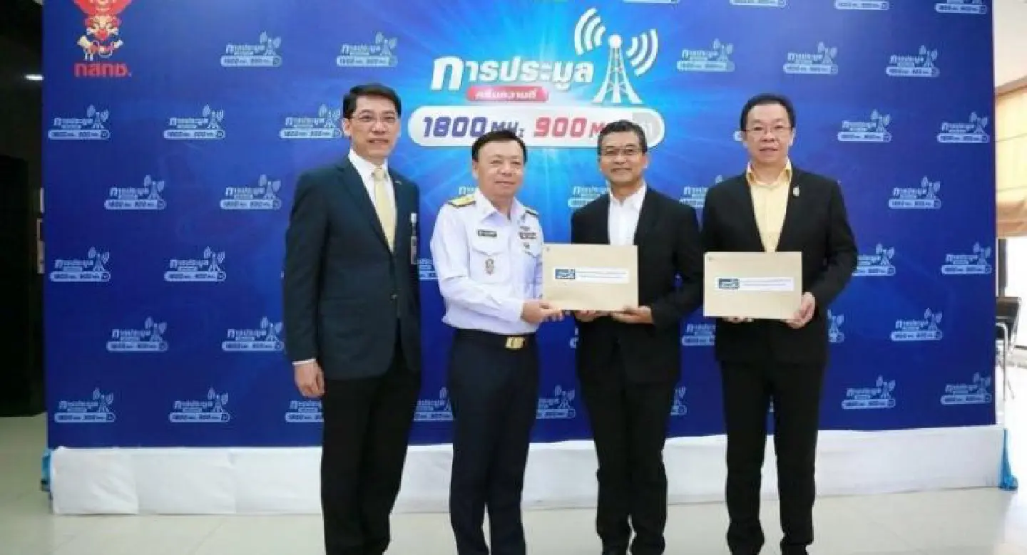 AIS and DTAC collect bid papers for spectrum auctions AIS and DTAC collect bid papers for spectrum auctions