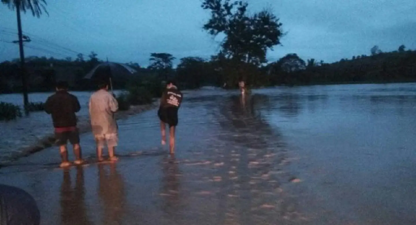 Flash flood hits Phitsanulok road, farms Flash flood hits Phitsanulok road, farms