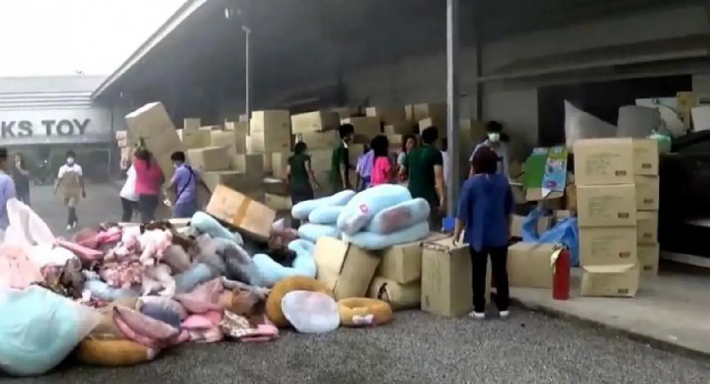 Fire breaks out doll factory in Chon Buri Fire breaks out doll factory in Chon Buri