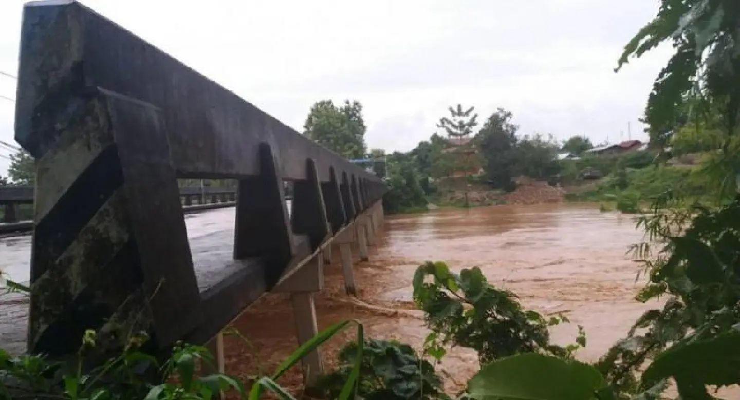 Floods linger in Phichit and Nakhon Sawan Floods linger in Phichit and Nakhon Sawan