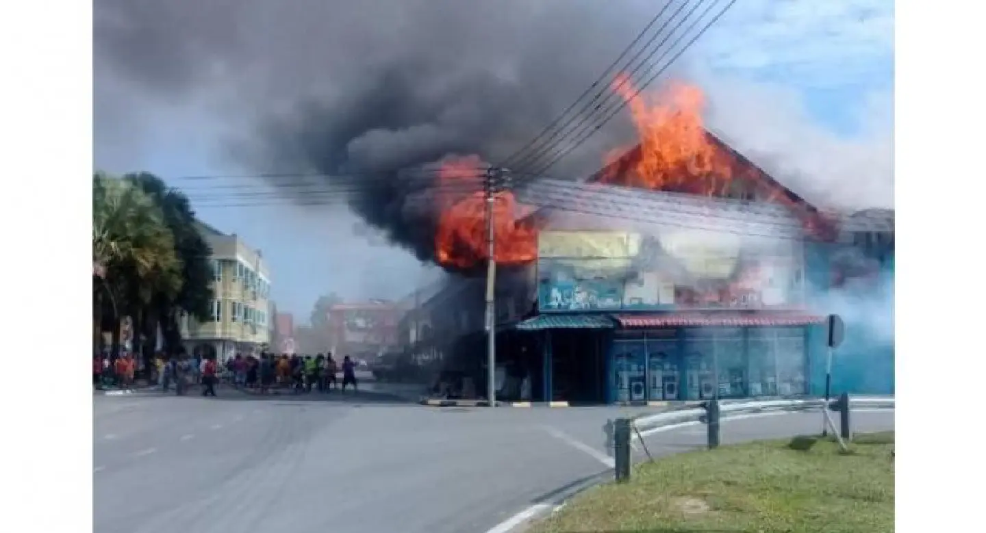Hot : Fire breaks out in Betong shophouses Hot : Fire breaks out in Betong shophouses