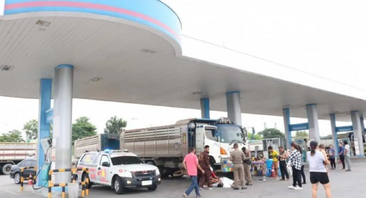 Driver falls dead from trailer truck Driver falls dead from trailer truck