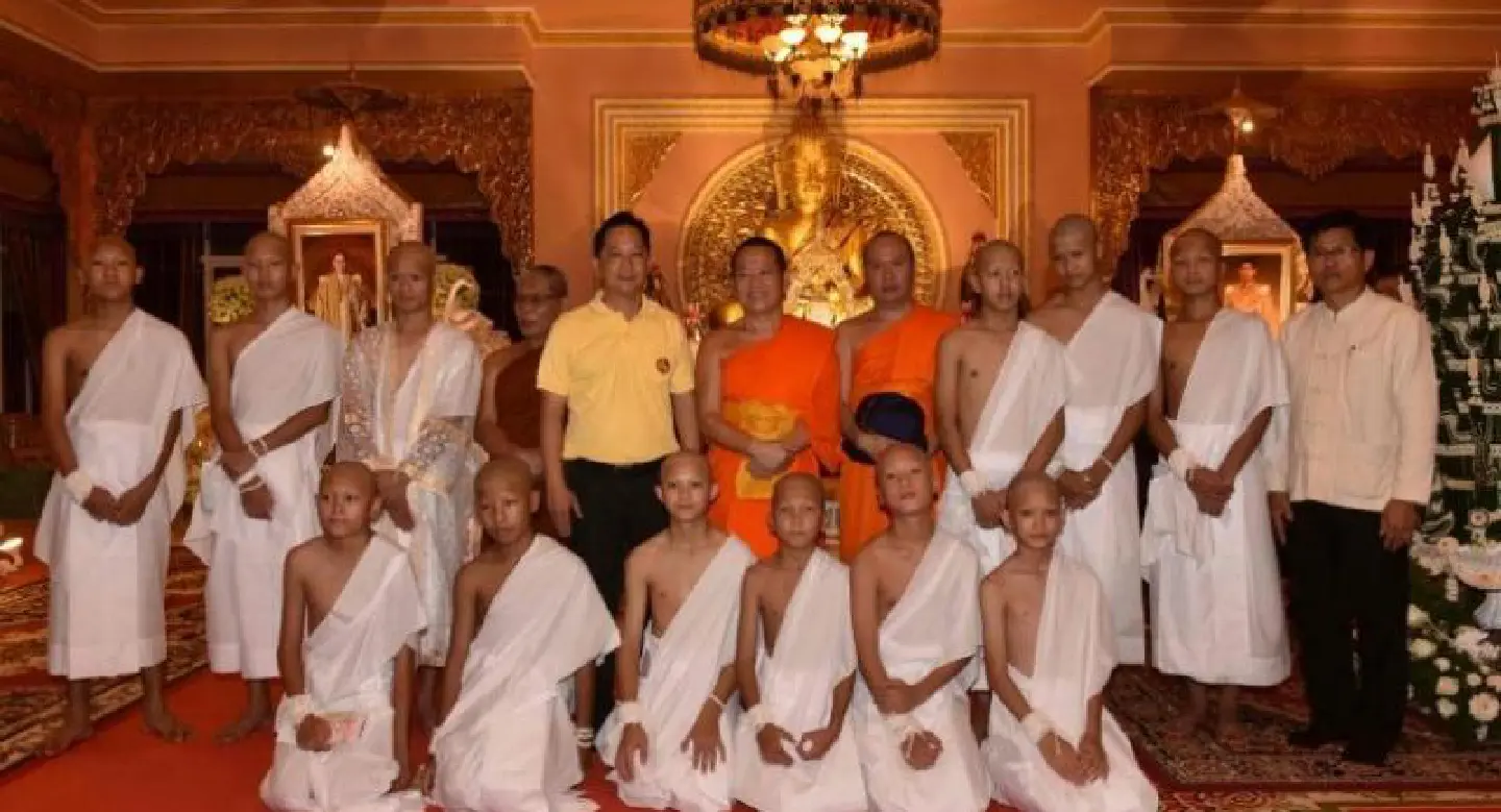 Photos : Mu Pa boys and coach shave heads ahead of ordination ceremony