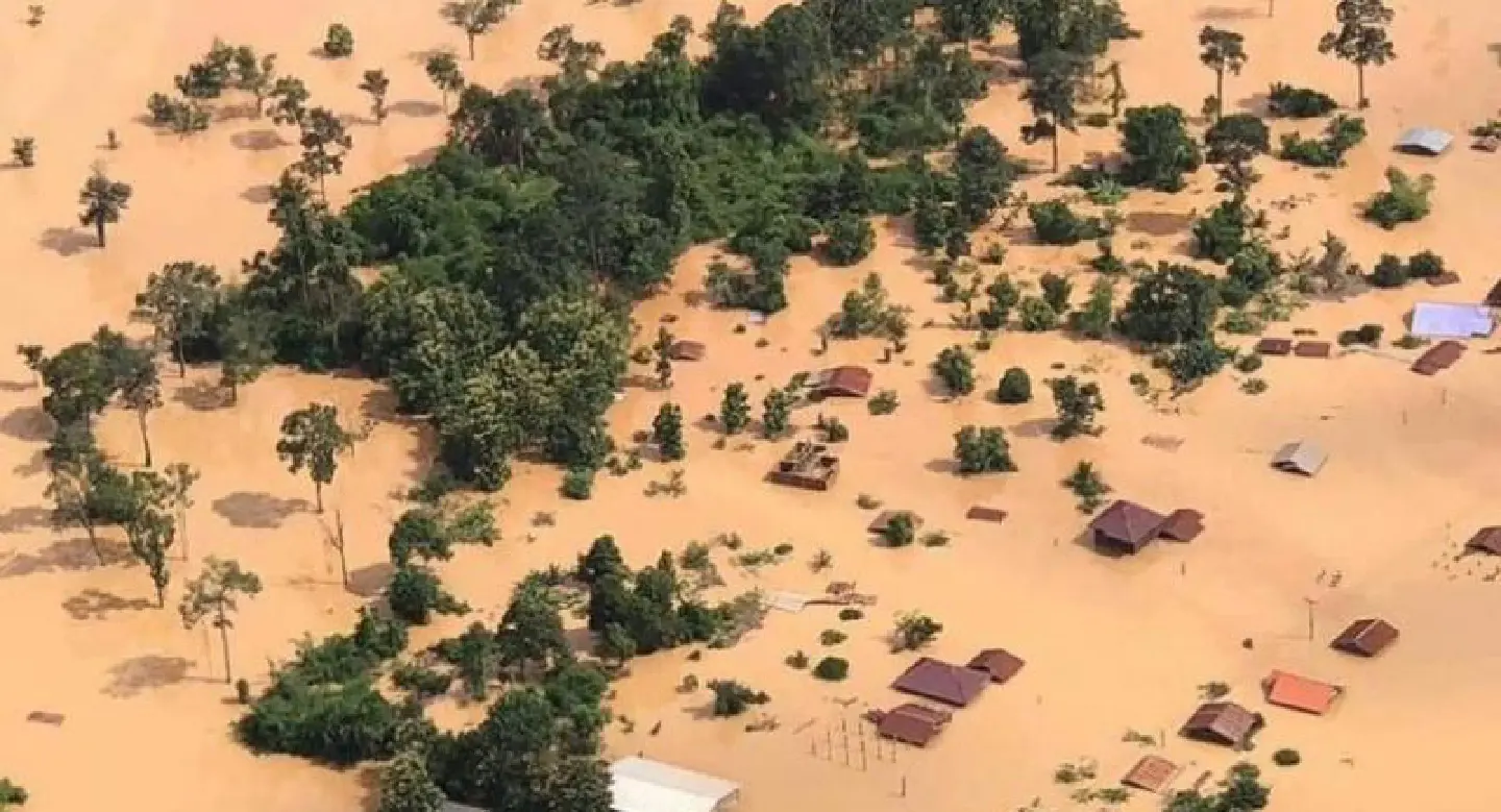 Dam distress as 3,000 await rescue from floodwaters Wednesday Dam distress as 3,000 await rescue from floodwaters Wednesday