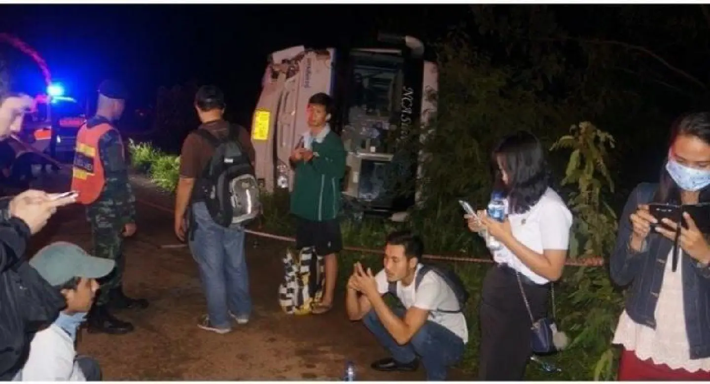 35 university students injured in Phrae bus-car crash 35 university students injured in Phrae bus-car crash