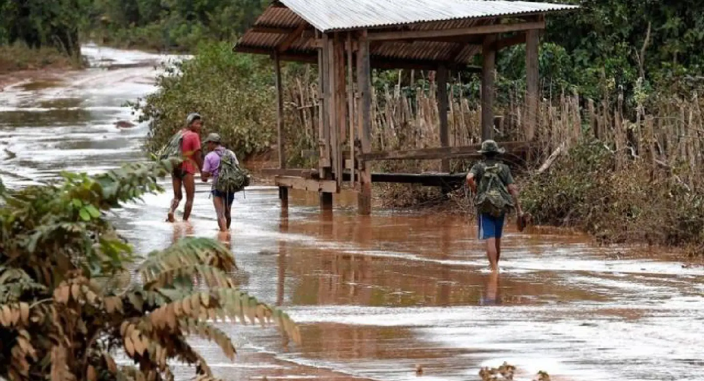 Thick mud hampers Laos dam rescue with hundreds still unaccounted for Thick mud hampers Laos dam rescue with hundreds still unaccounted for