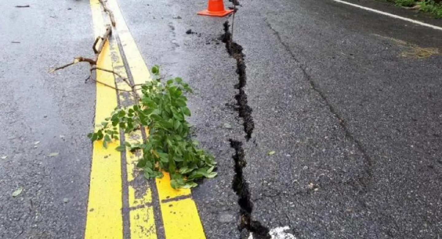 Landslides in Nan kill eight, close roads Landslides in Nan kill eight, close roads