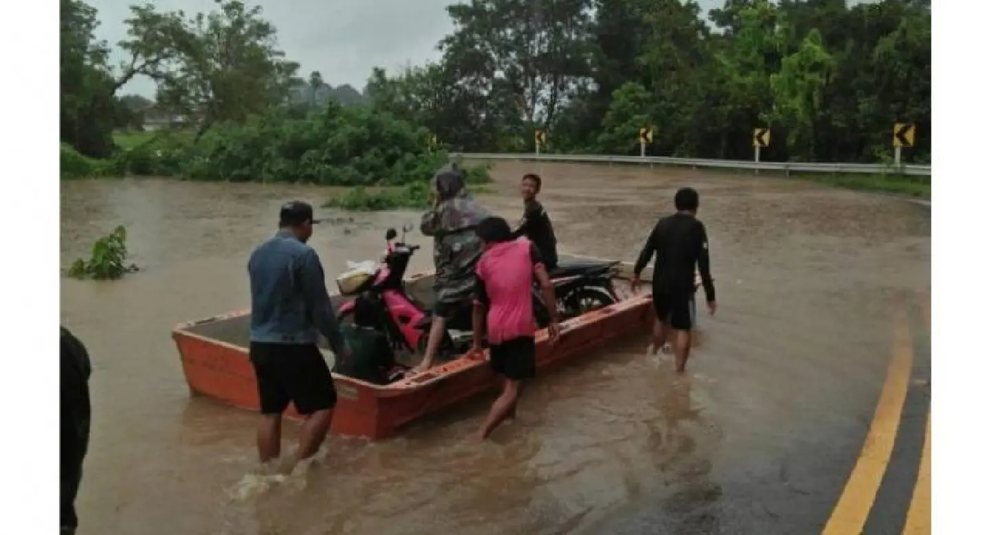Mukdahan hit hard by floods Mukdahan hit hard by floods