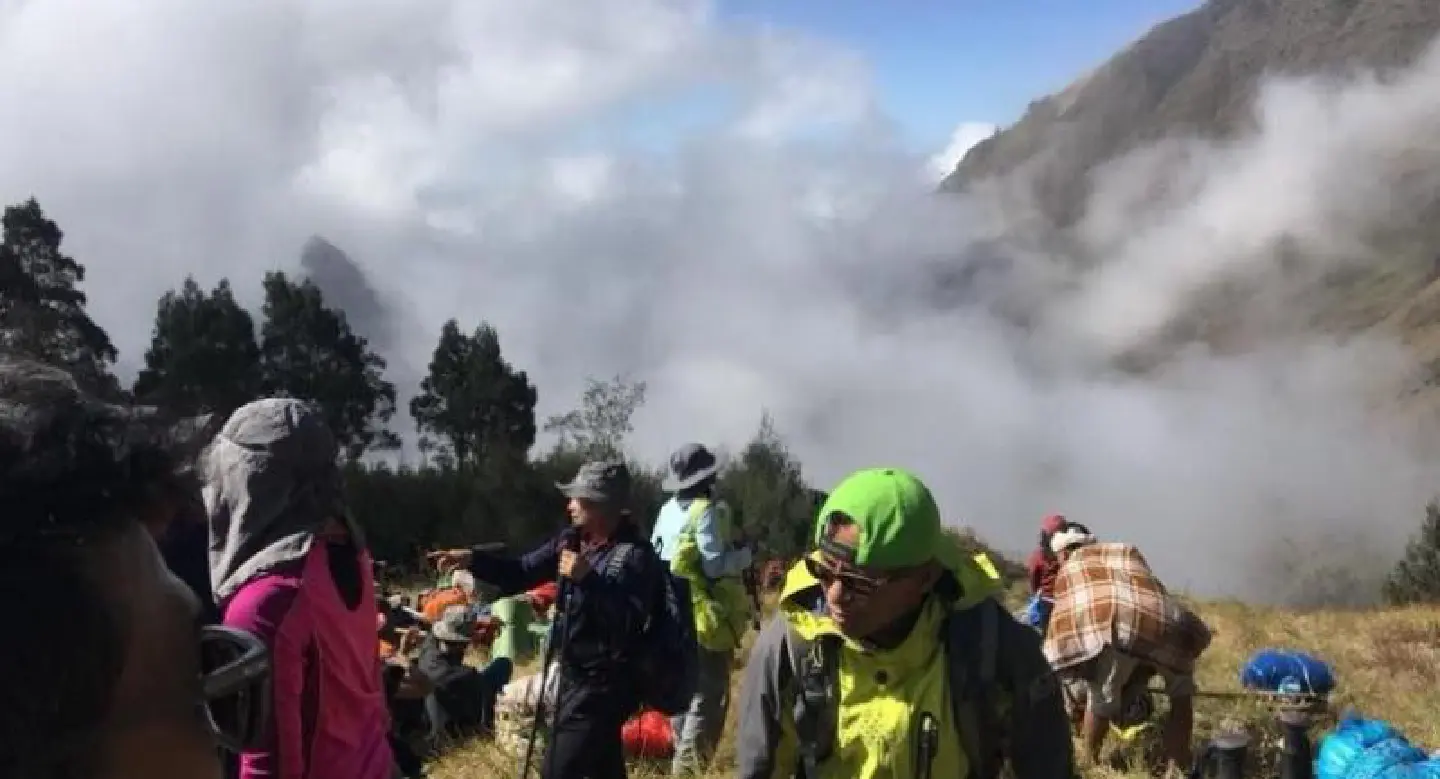 Indonesia in rescue bid for 500 hikers stranded after quake Indonesia in rescue bid for 500 hikers stranded after quake