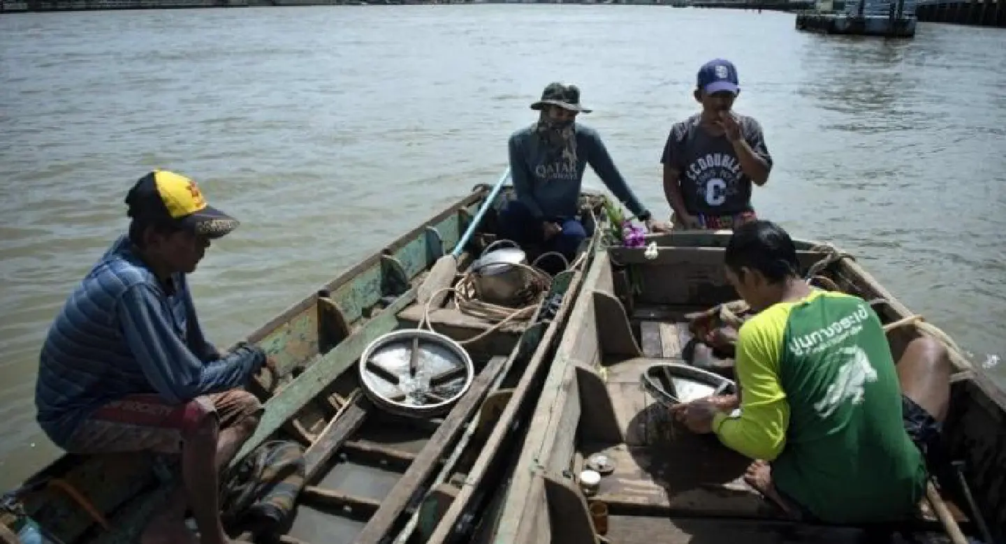 Thai 'Indiana Jones' divers scour Bangkok's murky river for treasure Thai 'Indiana Jones' divers scour Bangkok's murky river for treasure