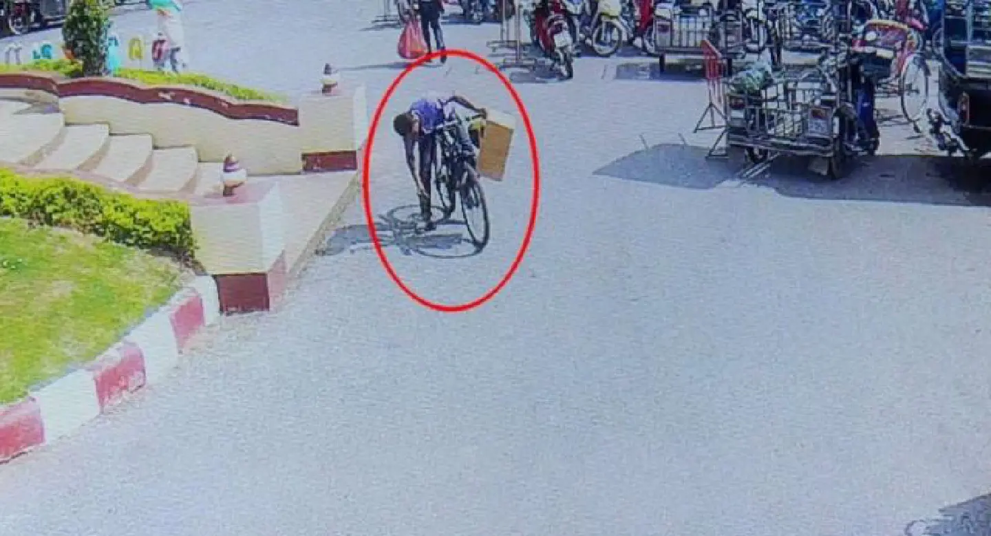 Search launched in Korat for limping man who cycled off with student's dropped wallet Search launched in Korat for limping man who cycled off with student's dropped wallet