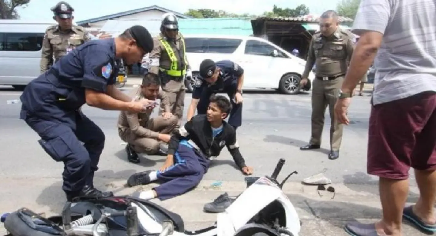 Senior police helps Phuket hit and run victim