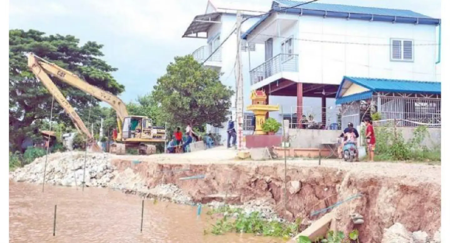 Riverbank collapses in Phnom Penh Riverbank collapses in Phnom Penh