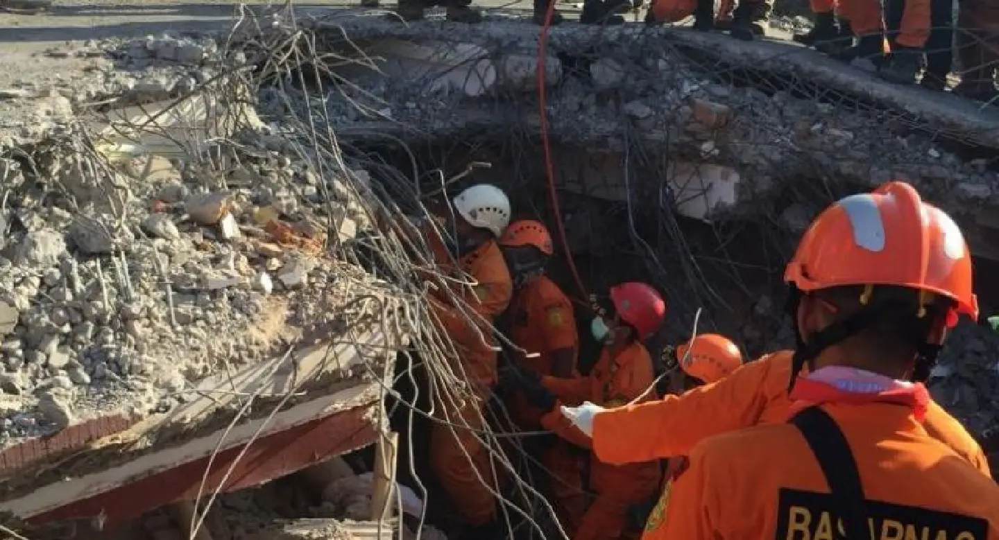 Team on mission to free people trapped in collapsed mosque Team on mission to free people trapped in collapsed mosque