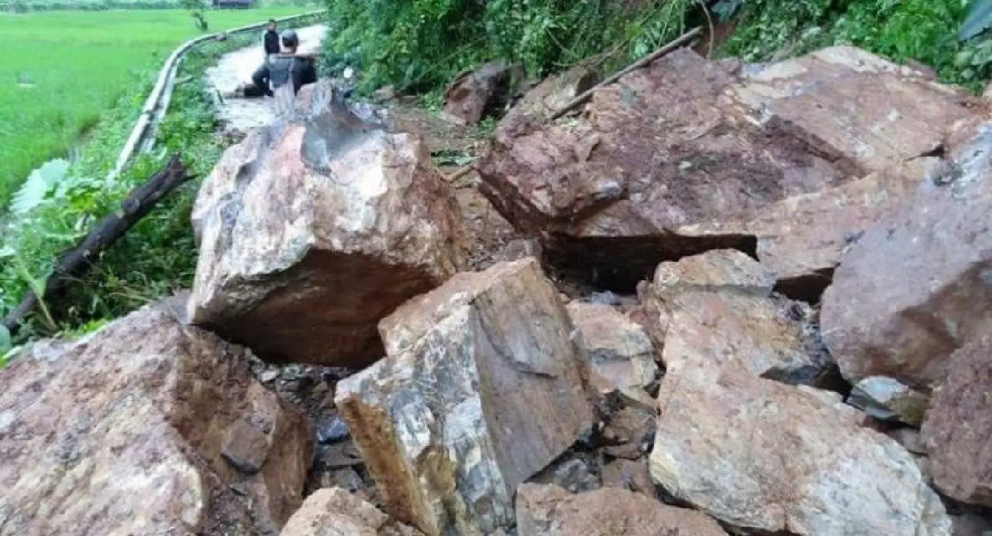 Landslide leaves large rocks blocking Mae Hong Son roads Landslide leaves large rocks blocking Mae Hong Son roads