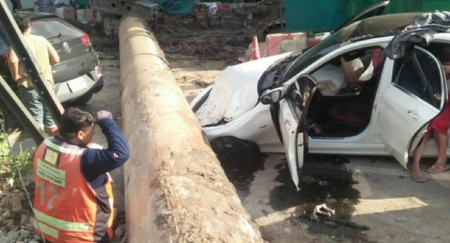 Woman injured as 4-tonne steel pipe falls on car Woman injured as 4-tonne steel pipe falls on car