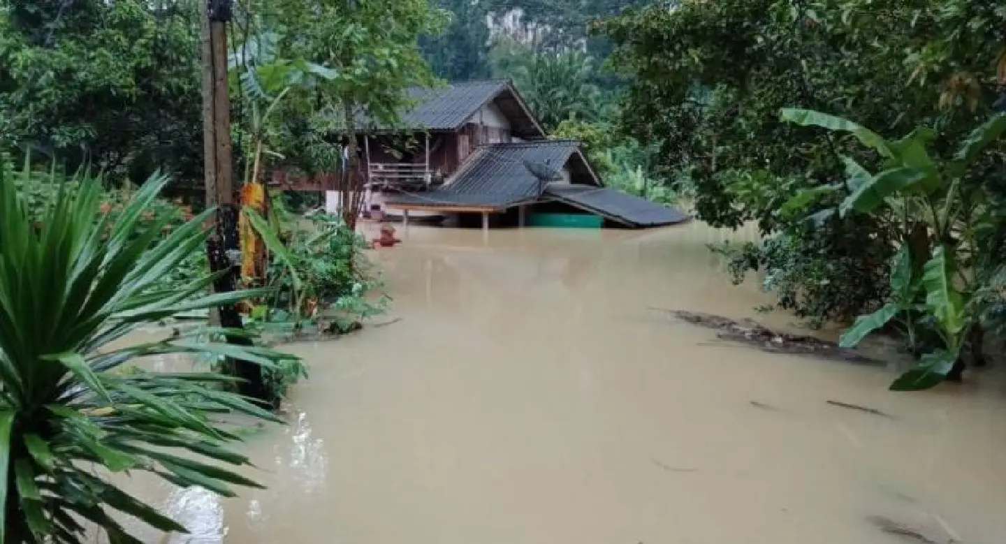 Surat Thani districts awash in canal floodwater Surat Thani districts awash in canal floodwater