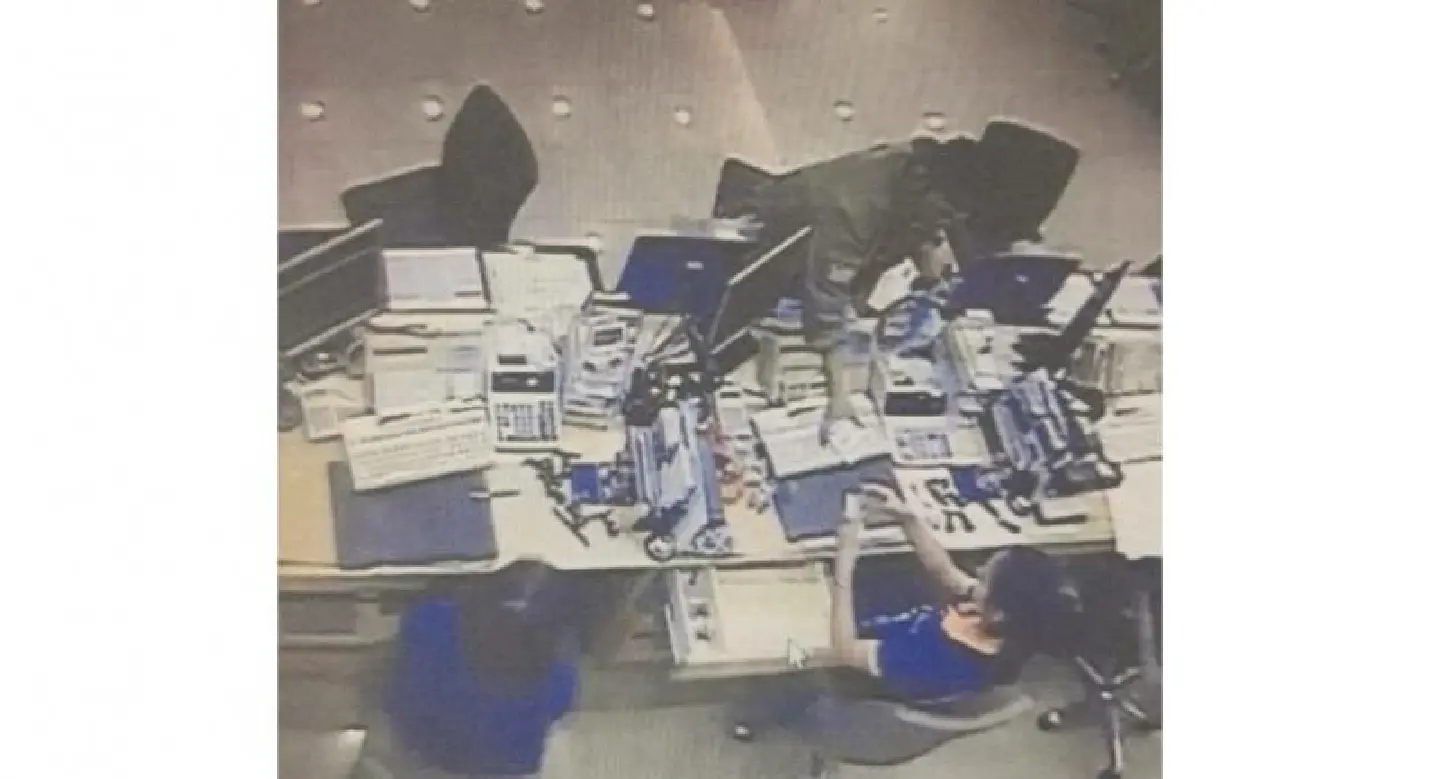 Bank robber dawdles too long at scene of crime Bank robber dawdles too long at scene of crime