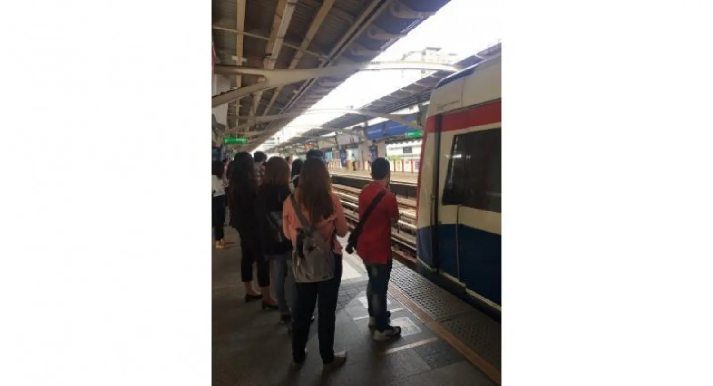 Woman faints at station, falls onto Skytrain tracks Woman faints at station, falls onto Skytrain tracks