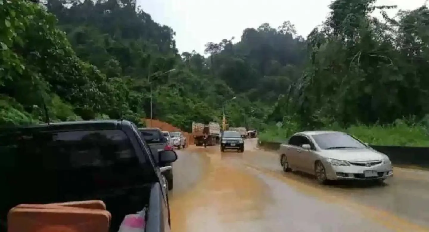 Mountain run-off hits Ranong village Mountain run-off hits Ranong village