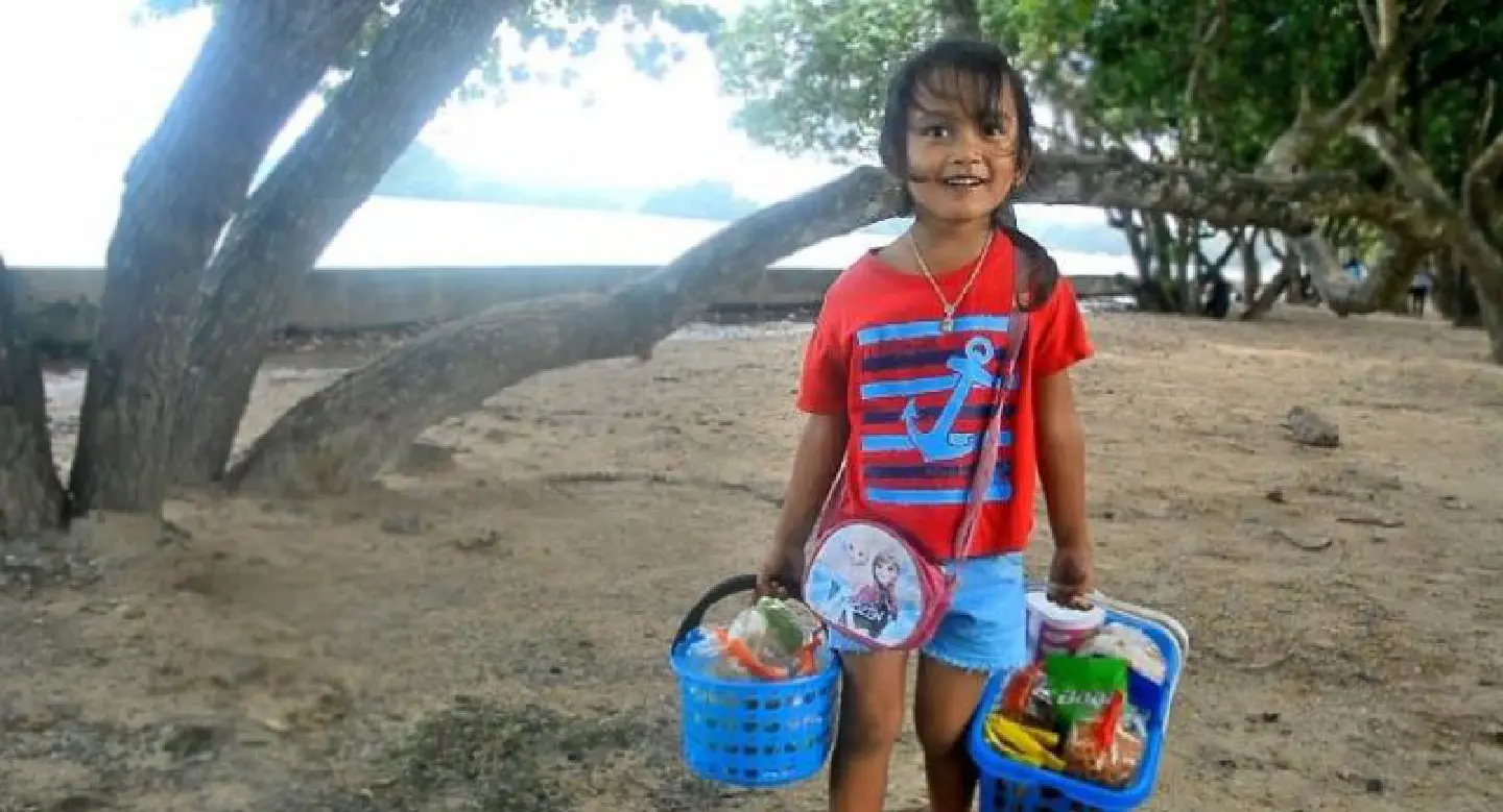 5-year-old 'language expert' charms tourists in Krabi 5-year-old 'language expert' charms tourists in Krabi