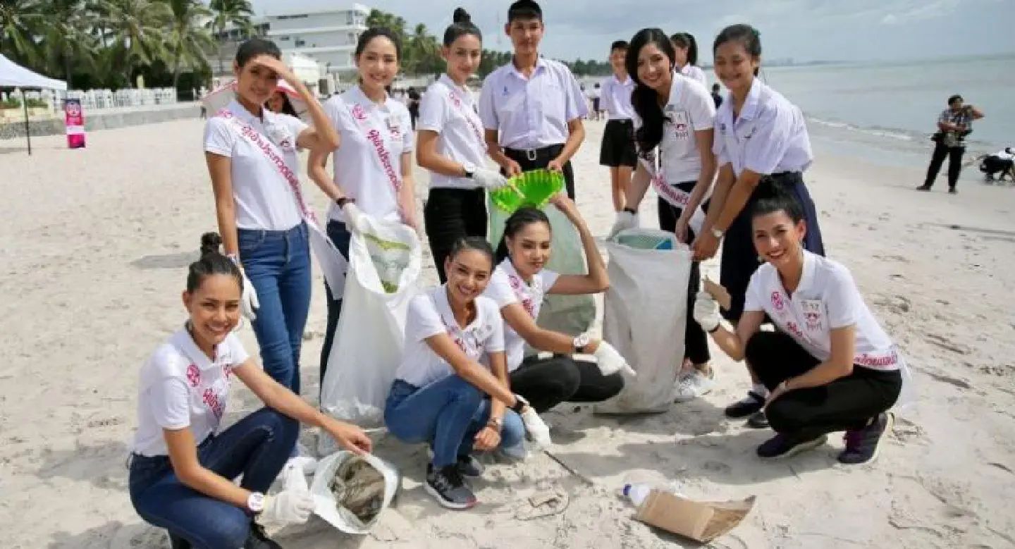 Beauties clean up the beach Beauties clean up the beach