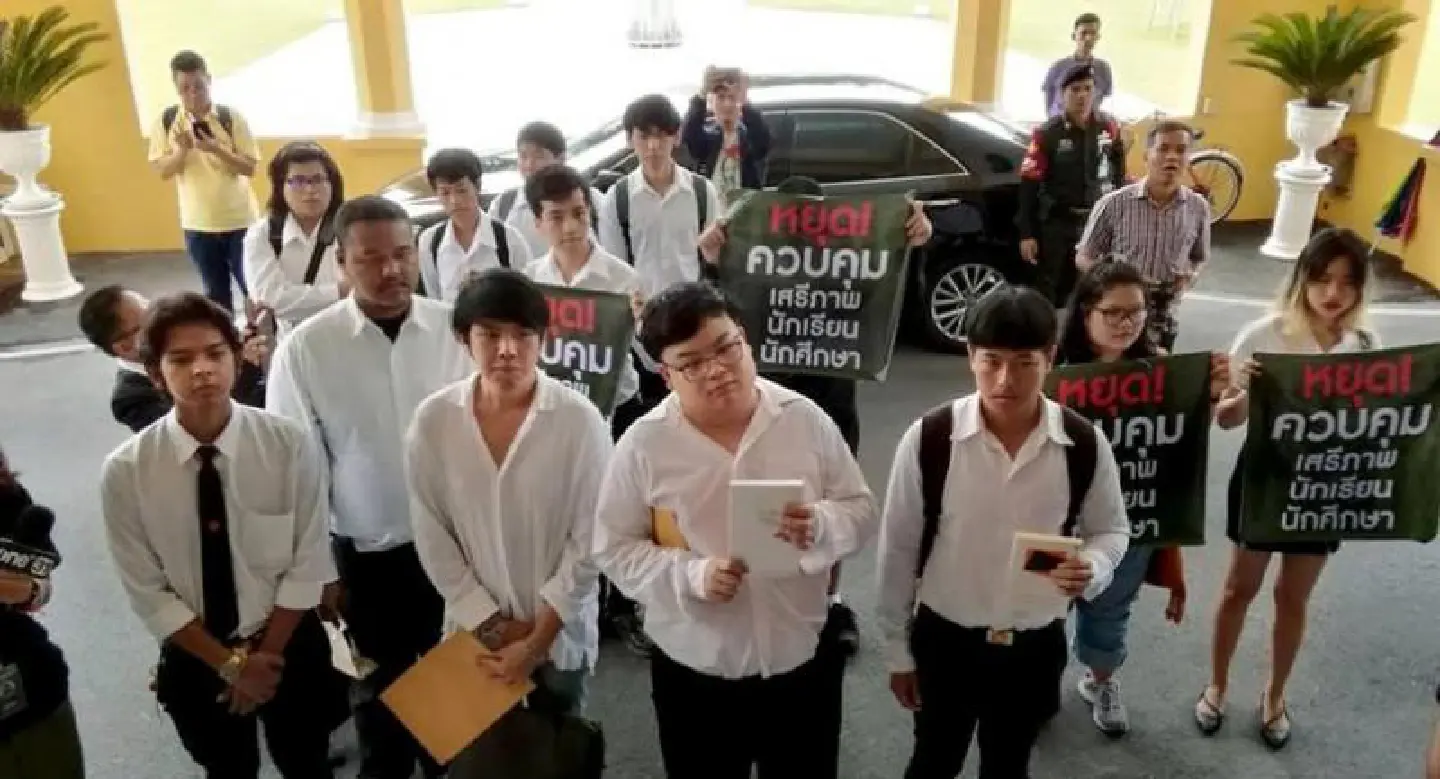 Students ask Prayut to cancel student conduct regulations