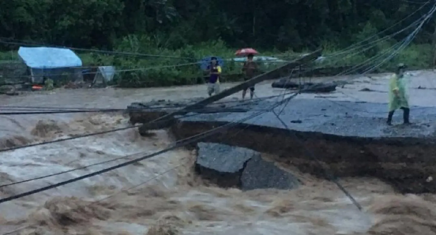 Main Chiang Rai-Chiang Mai highway cut by run-off Main Chiang Rai-Chiang Mai highway cut by run-off