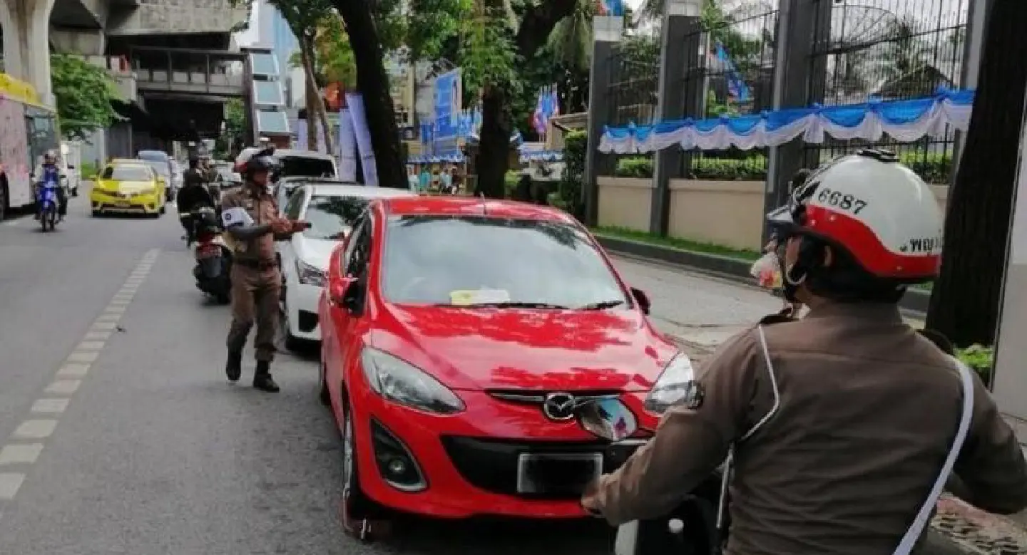 Senior BMA officials park illegally, see vehicles locked by traffic police Senior BMA officials park illegally, see vehicles locked by traffic police