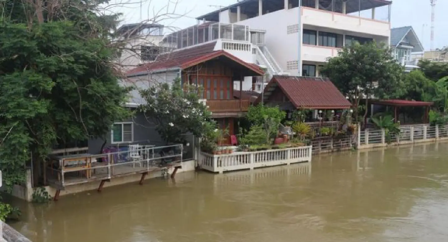 Phetchaburi River on verge of breaching