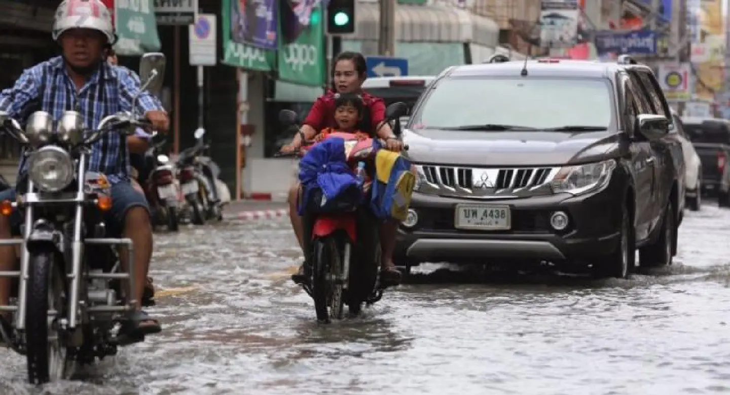 Amid rising threat Phetchaburi takes anti-flood measures