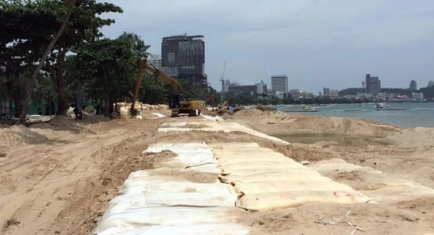 Eroded Pattaya Beach gets reconstructive surgery Eroded Pattaya Beach gets reconstructive surgery