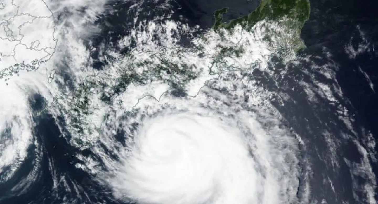 Strong typhoon barrels towards flood-hit western Japan Strong typhoon barrels towards flood-hit western Japan