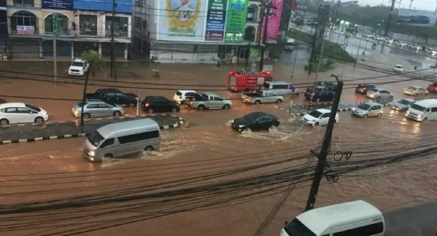 Phuket battles heavy flooding Phuket battles heavy flooding