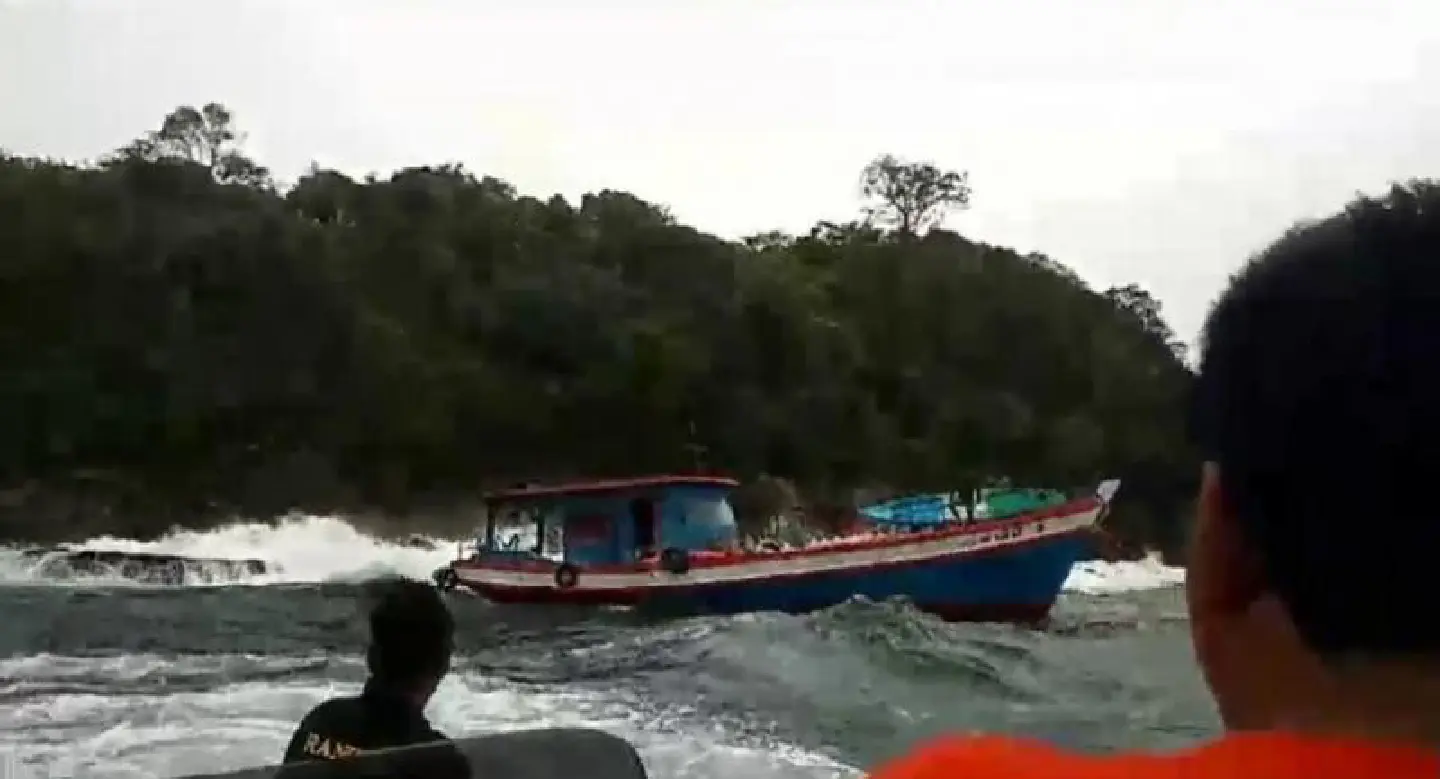 Cargo boat hits Phi Phi rocks Cargo boat hits Phi Phi rocks