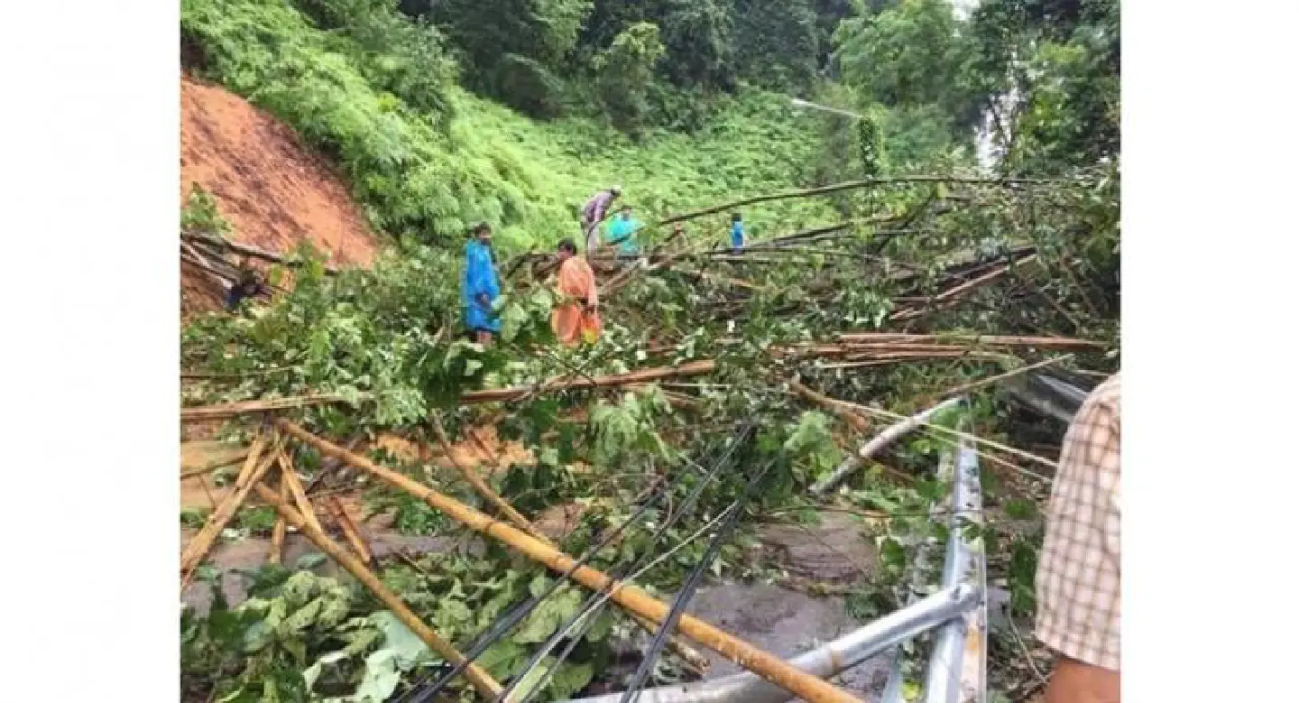 Ranong gets landslide warnings Ranong gets landslide warnings