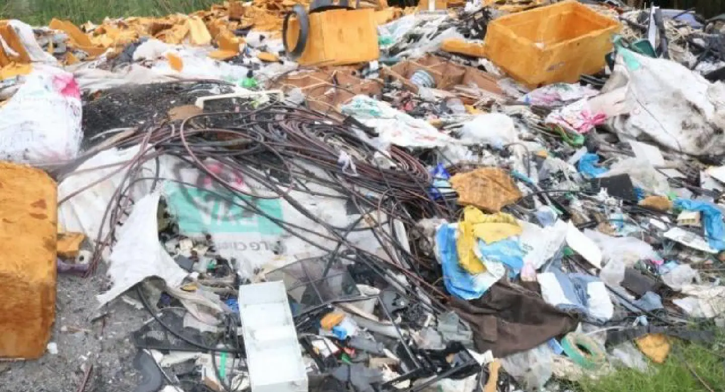 Nakhon Pathom landowner told to clear trash Nakhon Pathom landowner told to clear trash