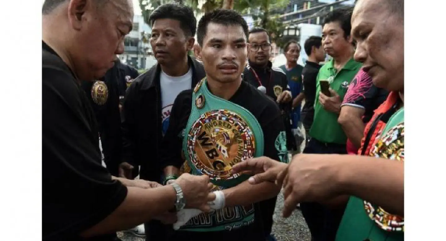 Thai 'dwarf giant' boxer surpasses Mayweather record with 51st win