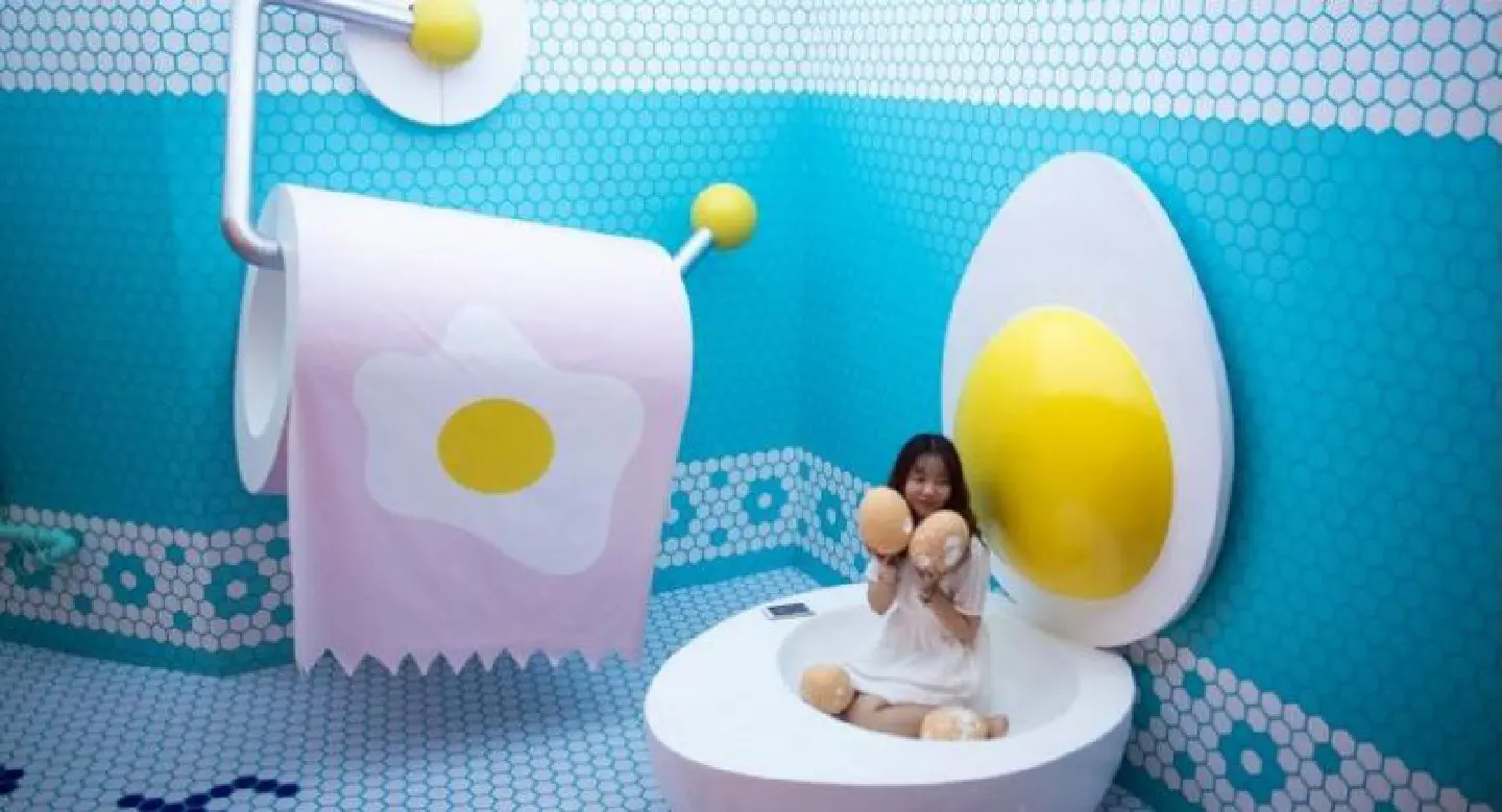 Shanghai exhibit draws egg-lovers and selfie-takers