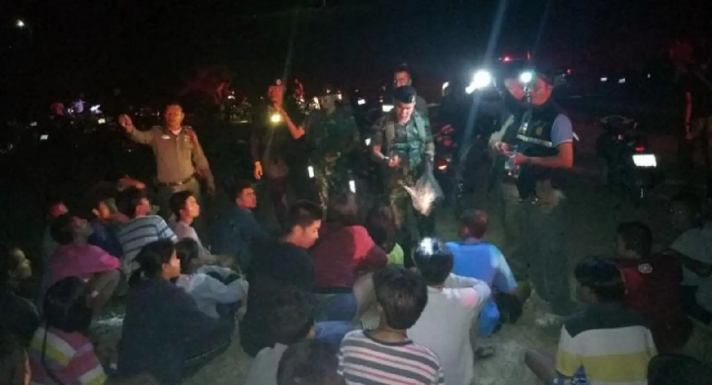 Troops, police stop 150 young motorcyclists from racing on Sa Kaew dam road Troops, police stop 150 young motorcyclists from racing on Sa Kaew dam road