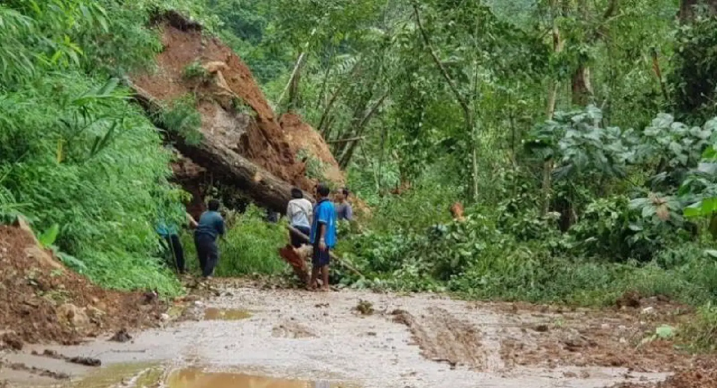 Mae Hong Son road blocked by landslide following heavy rains Mae Hong Son road blocked by landslide following heavy rains