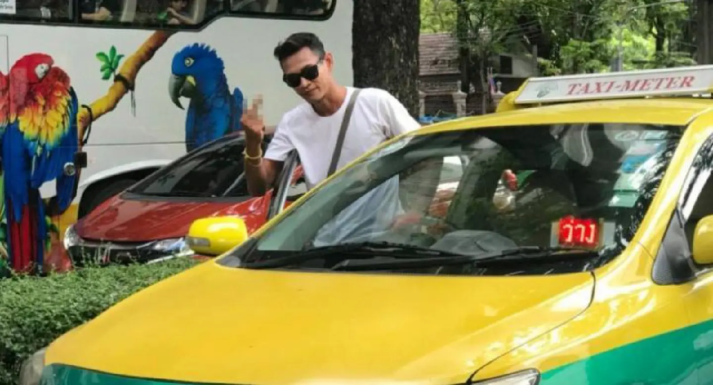 Taxi driver extends middle finger in meter dispute Taxi driver extends middle finger in meter dispute