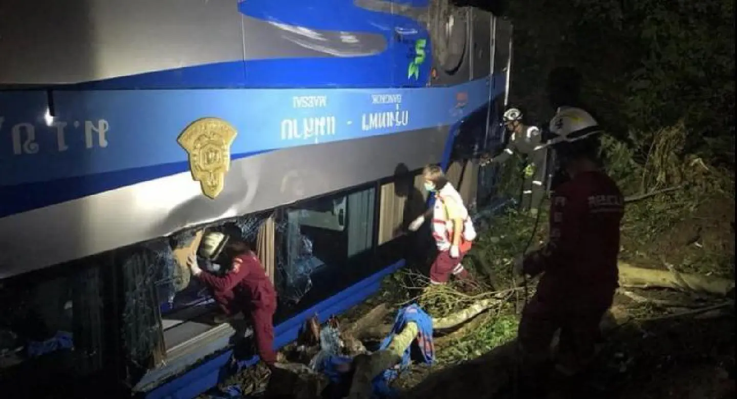 Hillside bus plunge injures 19 in Prae Hillside bus plunge injures 19 in Prae
