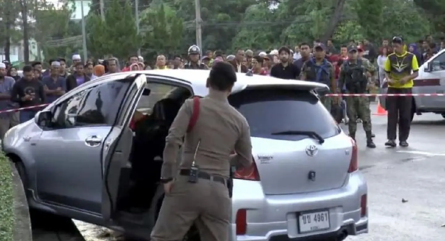 Policeman kills wife, turns gun on himself in front of daughter