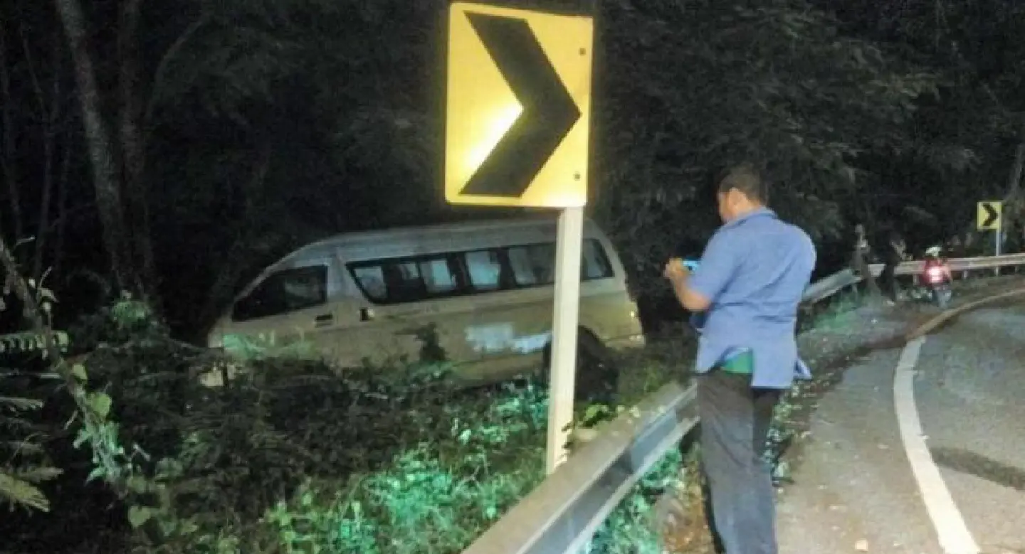 Minivan driver seriously injured in Patong Hill accident Minivan driver seriously injured in Patong Hill accident