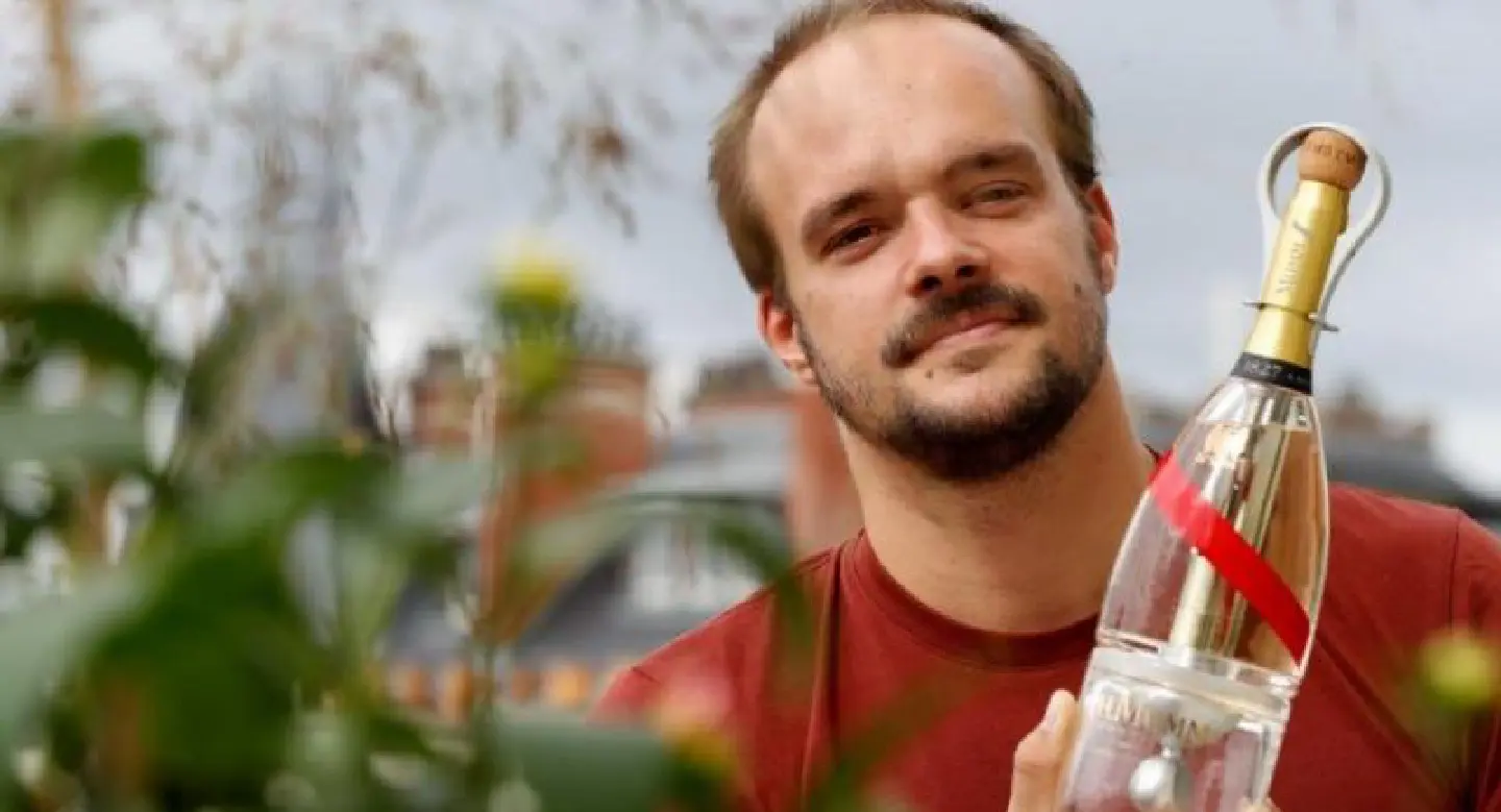  Champagne in space: Zero-G bottle lets tourists drink bubbly