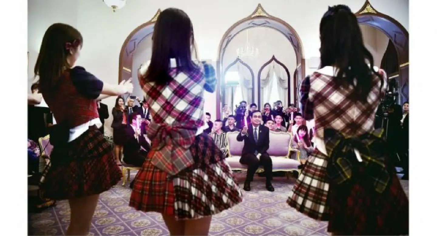 PM hosts Japanese girl group